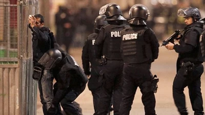 Clip đấu súng gần Paris, hai tên khủng bố thiệt mạng