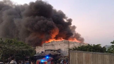 Cháy lớn tại công ty thiết bị điện ở quận Bình Tân