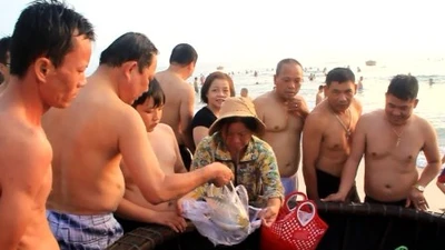 Clip người dân, du khách mua cá, tắm biển tại Đà Nẵng