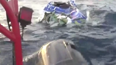 Clip vớt được mảnh khung vỏ, lốp của máy bay CASA 212