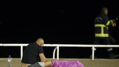 Ảnh: Toàn cảnh vụ tấn công bằng xe tải đẫm máu tại Pháp