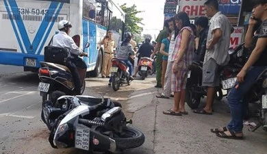 Clip: Hiện trường 'vụ thiếu nữ bị xe buýt cán qua tay'