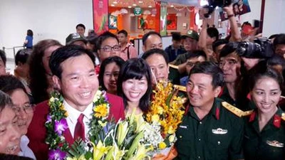 Hoàng Xuân Vinh chật vật thoát khỏi 'vòng vây' người hâm mộ