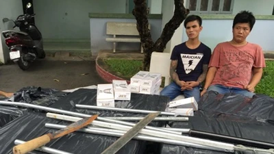 CSGT bắt ô tô chở thuốc lá lậu, mang theo mã tấu, dao bầu