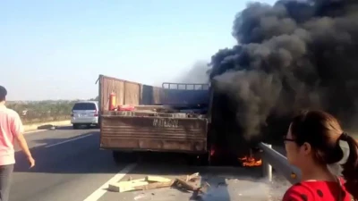 Clip xe tải bốc cháy ngùn ngụt trên cao tốc
