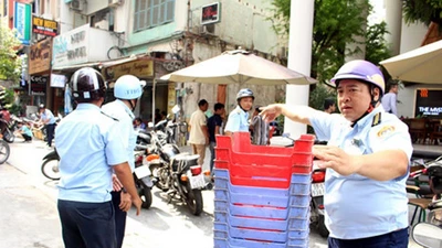 Quận 1 xử nghiêm người lấn chiếm vỉa hè, lòng lề đường