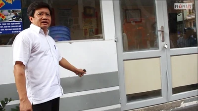 Phó Chủ tịch quận 1 chỉ đạo tháo dỡ trụ sở lấn vỉa hè