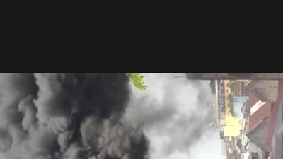 Hàng trăm chiến sĩ khống chế đám cháy gần chợ Kim Biên