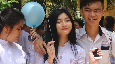 Nữ sinh Trưng Vương rạng ngời trong lễ tri ân