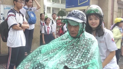 Mưa to, thí sinh, phụ huynh 'đội mưa' về nhà