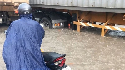 Người dân TP.HCM bì bõm về nhà sau trận mưa lớn