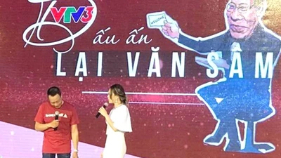 Mỹ Tâm ôm MC Lại Văn Sâm hát 'Trái tim không ngủ yên'