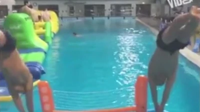'Há hốc mồm' với những khoảnh khắc khó tin ở bể bơi