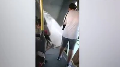 Xe buýt đang chạy bất ngờ... đứt đôi