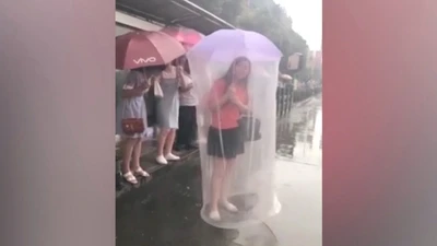 Chiếc ô kỳ dị khiến cô gái nổi bật giữa đám đông