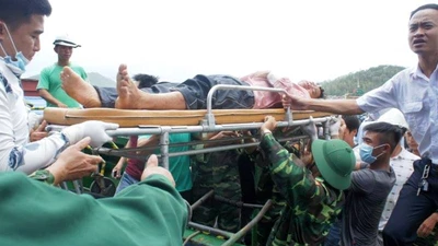 Video: Đưa thuyền viên đầu tiên trên tàu chìm vào bờ