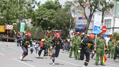 Lính cứu hỏa trổ tài bò đường ống, cõng nạn nhân