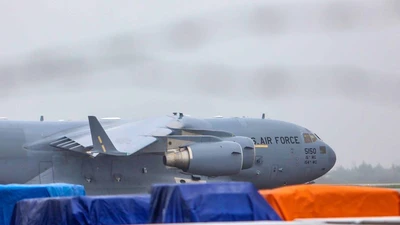 Cận cảnh máy bay C17 của Mỹ ở sân bay Đà Nẵng