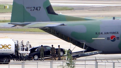 Máy bay C-130 Hàn Quốc đưa siêu xe đến sân bay Đà Nẵng