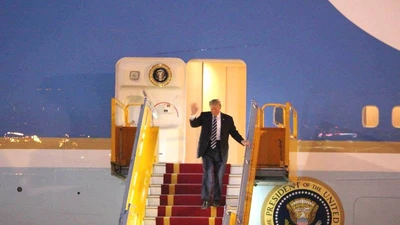 Lễ đón Tổng thống Donald Trump ở sân bay Nội Bài