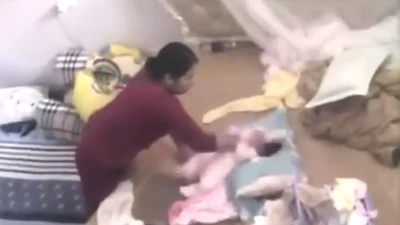Clip: Trẻ hơn một tháng tuổi bị nữ giúp việc bạo hành