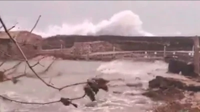 Sóng biển và gió đang giật dữ dội tại huyện đảo Phú Quý