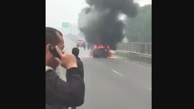 Ô tô bốc cháy dữ dội trên cao tốc Thái Nguyên - Hà Nội