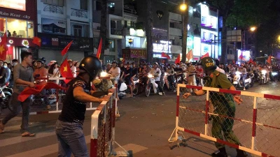TP.HCM phong tỏa đường,giải tán người ăn mừng quá khích