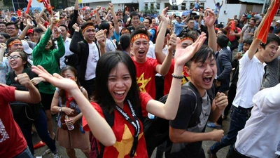 Cổ động viên vỡ òa khi Quang Hải ghi bàn cho U23 VN