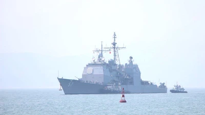 Tàu hộ tống của hải quân Mỹ đang tiến vào cảng Tiên Sa