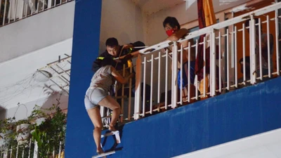 Clip: Cuộc giải cứu người trong vụ cháy chung cư Carina