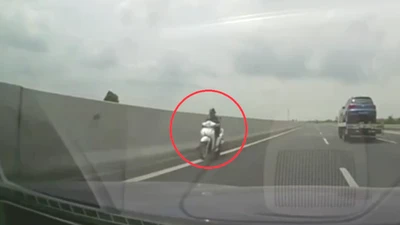 Xe máy chạy ngược chiều trên cao tốc Hà Nội - Hải Phòng