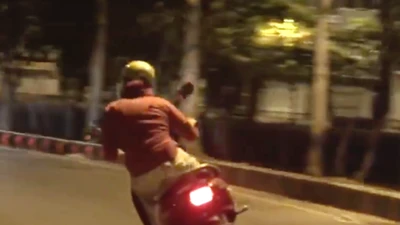 Cô gái chạy xe máy ôm cua như tay đua thứ thiệt