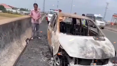 Chiếc ô tô 7 chỗ đã bị thiêu rụi