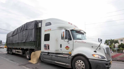 Long An: Va chạm với xe đầu kéo, 1 phụ nữ tử vong tại chỗ