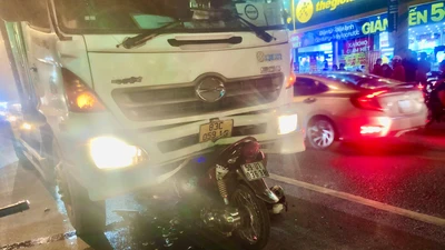 Vượt đèn đỏ, đâm trực diện vào xe tải nam thanh niên may mắn thoát chết 