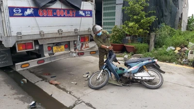 Tông vào đuôi xe tải dừng đỗ trên QL1A, người đàn ông nguy kịch