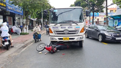 Tránh xe 7 chỗ đang lùi, một phụ nữ tông vào đầu xe ben khiến nạn nhân chấn thương