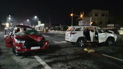 2 ô tô 7 chỗ liên tiếp tông vào đầu dải phân cách khiến 1 tài xế tử vong