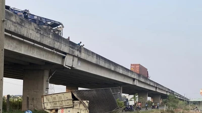 Thùng hàng xe đầu kéo rơi xuống đường công vụ