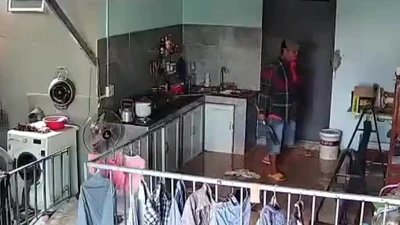 Nhóm côn đồ kéo đến đập phá tài sản nhà cụ bà 83 tuổi ở Long An 