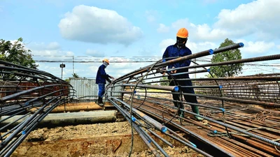 Công nhân tất bật chuẩn bị lao dầm cầu Tân Bửu vào tháng 5-2024