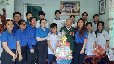 Thế hệ trẻ TP Tân An thăm cựu chiến binh chiến dịch Điện Biên Phủ