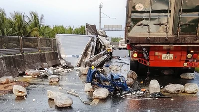 Xe tải tông đuôi xe container dừng phía trước trên cao tốc, phụ xe tử vong