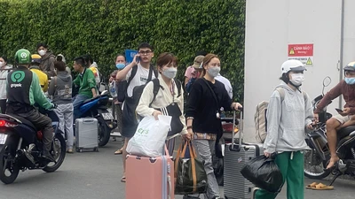 Người dân tấp nập quay lại TP.HCM sau dịp Tết Dương lịch 2024