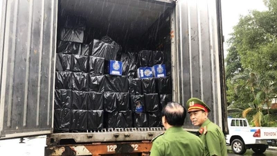 1 xe container chở toàn rượu ngoại vào TP.HCM