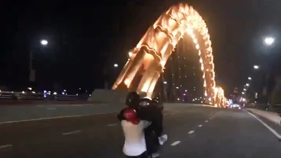 Truy tìm 2 thanh niên chạy xe bốc đầu trên cầu Rồng