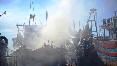 Tàu cá cháy đùng đùng, thiệt hại 1 tỉ đồng