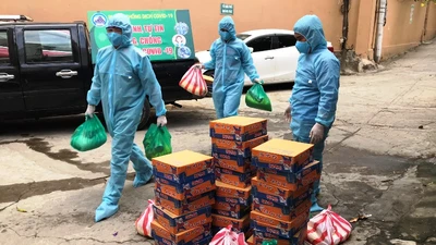 Cán bộ phường đến gõ từng nhà dân khu cách ly để trao quà