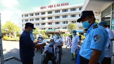 Bệnh viện C dỡ lệnh phong tỏa, bệnh nhân hớn hở về nhà